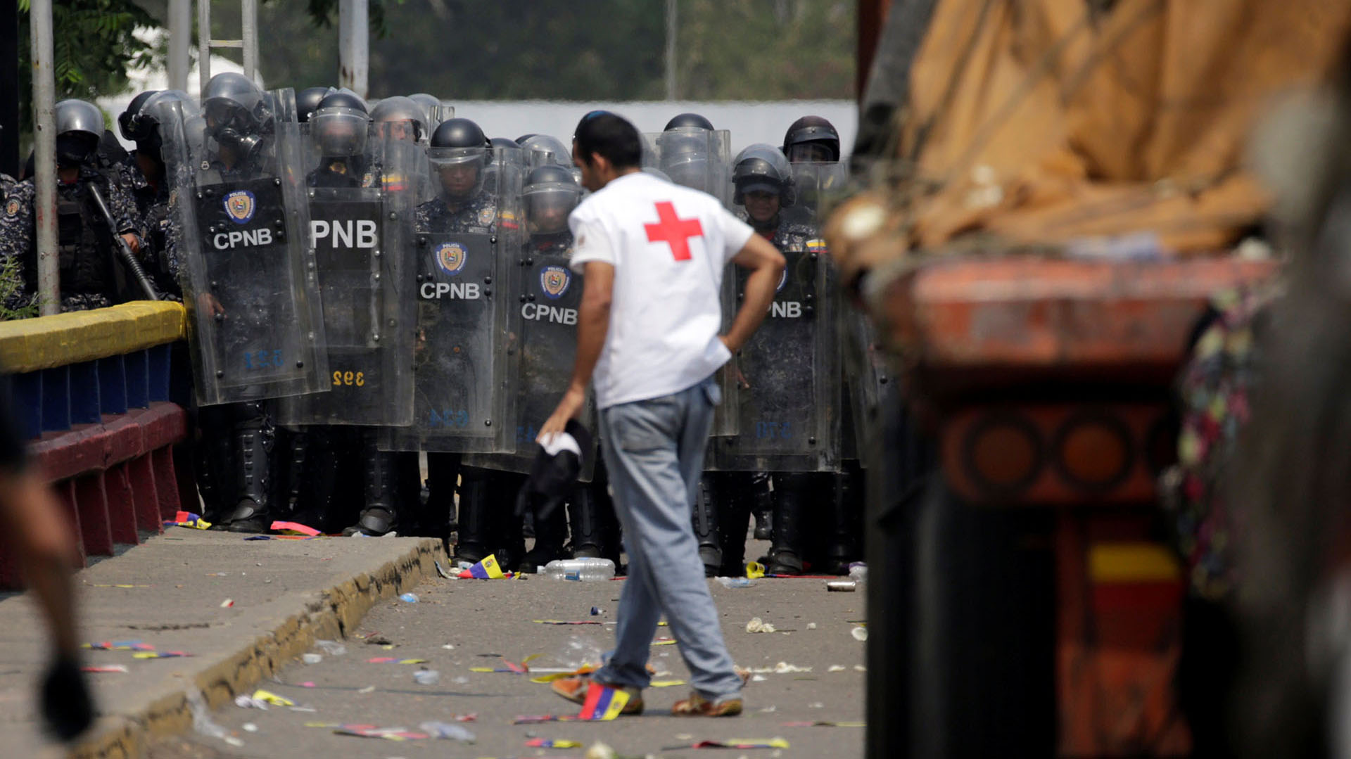 Las fuerzas de seguridad de Venezuela bloquean el puente Francisco de Paula Santander en la frontera entre Colombia y Venezuela cuando los camiones que transportan ayuda humanitaria para Venezuela intentan cruzar, como se ve desde Cúcuta (Reuters)