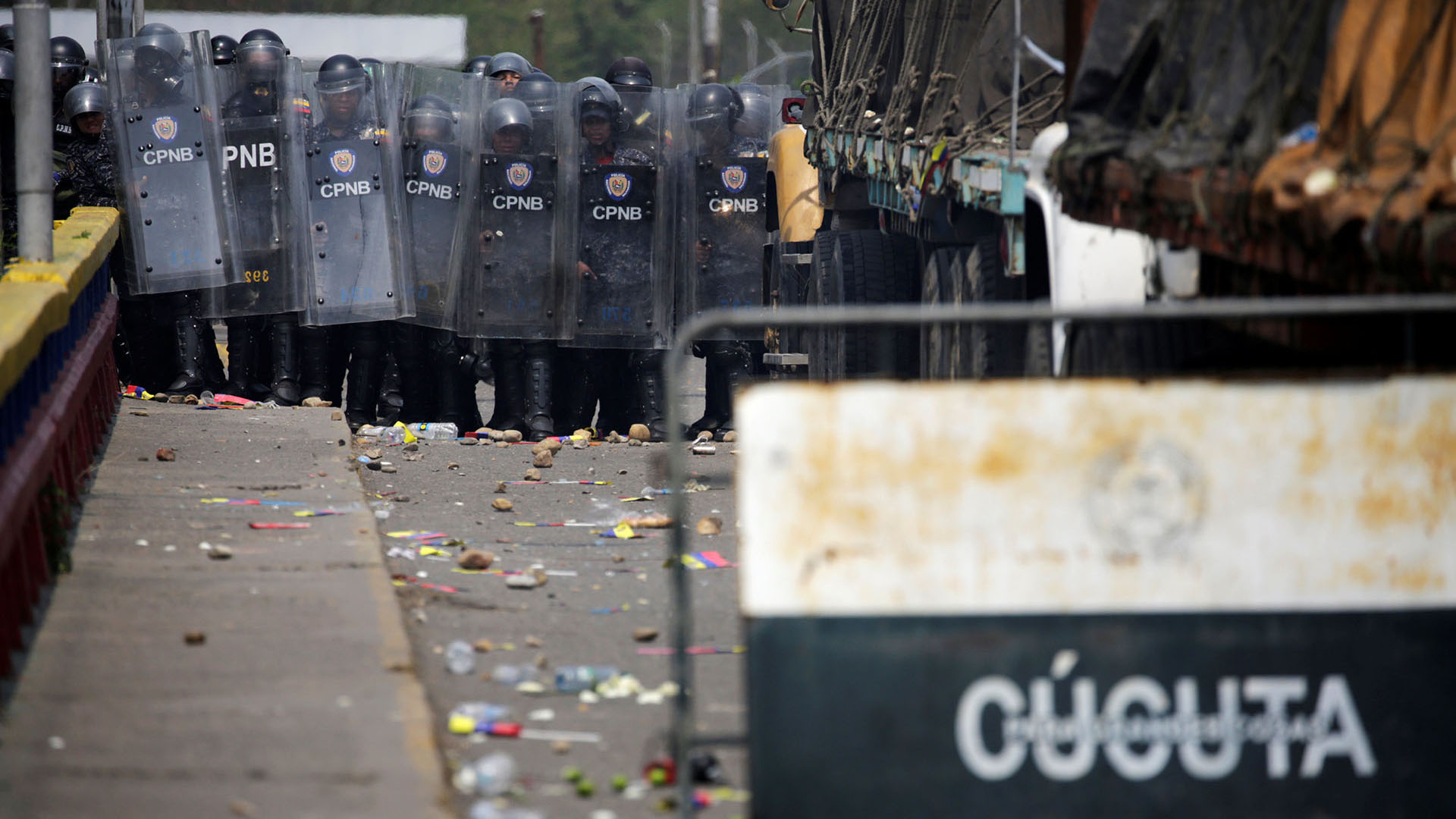 Las fuerzas de seguridad de Venezuela bloquean el puente Francisco de Paula Santander en la frontera entre Colombia y Venezuela (Reuters)