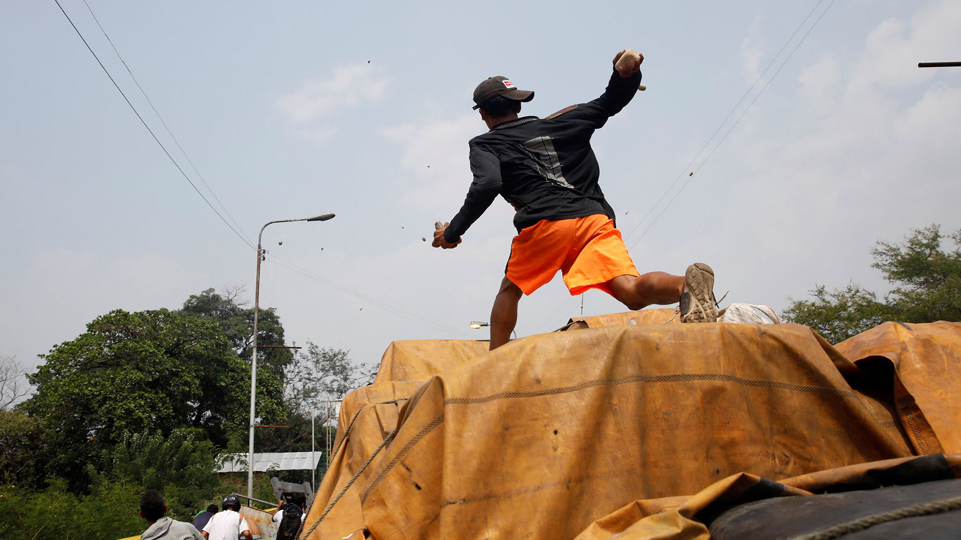 Los manifestantes se enfrentan a las fuerzas de seguridad de Venezuela en el puente Francisco de Paula Santander en la frontera entre Colombia y Venezuela, visto desde Cucuta (Reuters)