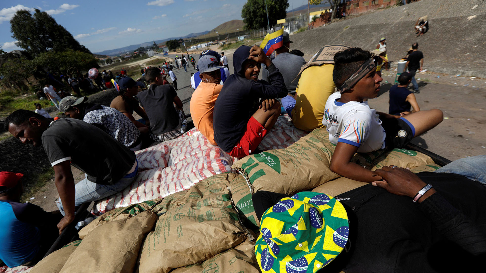 Los voluntarios descansan en un camión que lleva ayuda humanitaria mientras cruza a Venezuela desde Brasil (Reuters)