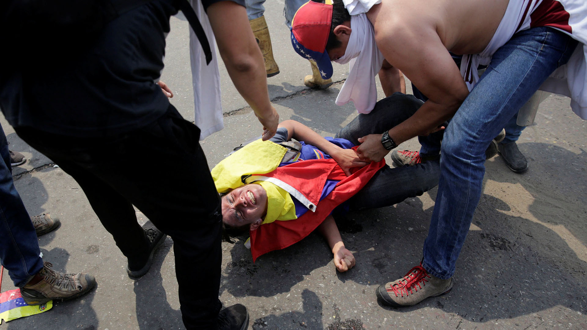 Un manifestante lesionado recibe ayuda de otros mientras se enfrenta a las fuerzas de seguridad de Venezuela en el puente Francisco de Paula Santander en la frontera entre Colombia y Venezuela, visto desde Cúcuta, Colombia (reuters)