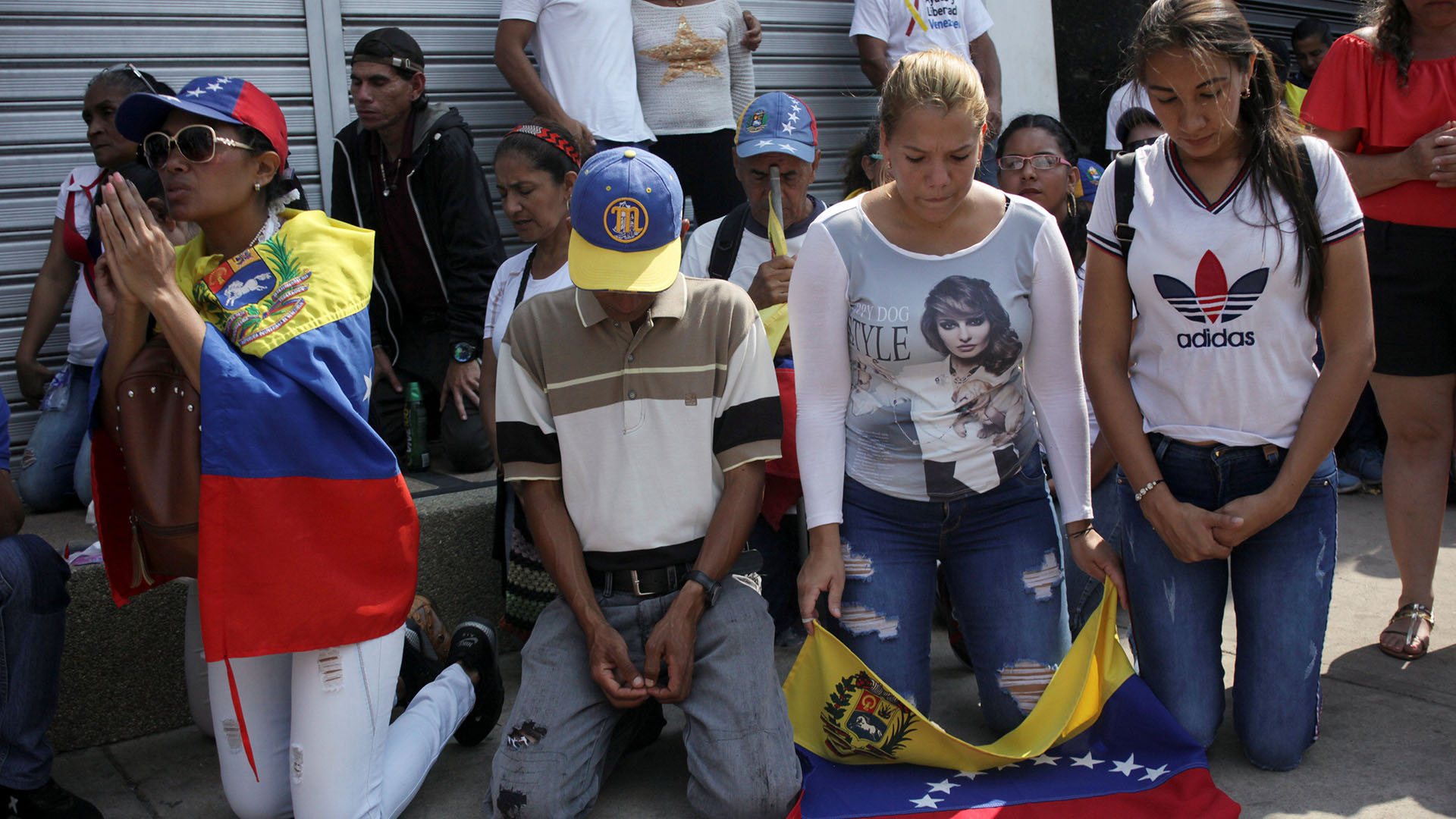 Los partidarios del líder opositor venezolano Juan Guaidó, que muchas naciones han reconocido como el legítimo gobernante interino del país, participan en un mitin para exigir al presidente Nicolás Maduro que permita que la ayuda humanitaria ingrese al país en San Antonio del Táchira, Venezuela (Reuters)