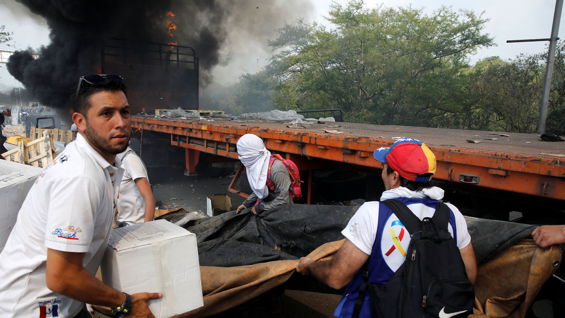 En Cúcuta, venezolanos ayudan a descargar la ayuda humanitaria para intentar cruzarla al otro lado de la frontera (Reuters)