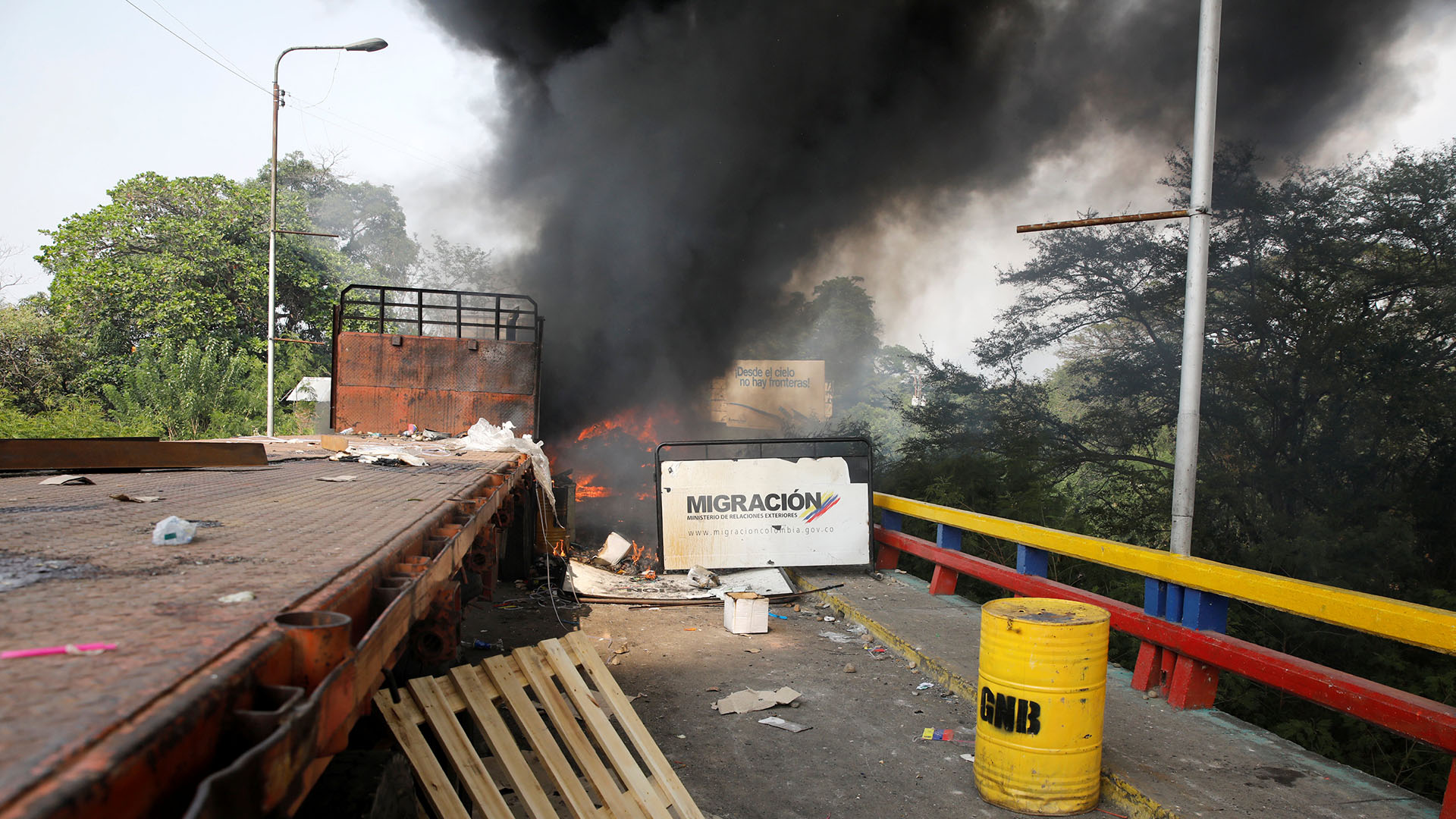 Un camión que transportaba ayuda humanitaria para Venezuela se ve en llamas después de los enfrentamientos entre partidarios de la oposición y las fuerzas de seguridad de Venezuela en el puente Francisco de Paula Santander. El régimen de Nicolás Maduro envió a quemar varios camiones con comida y víveres (Reuters)