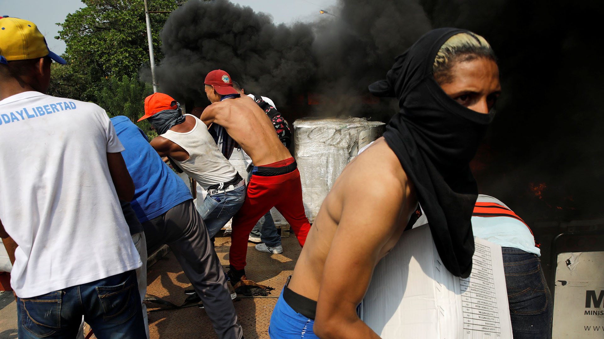 La tensión en el paso fronterizo entre Colombia y Venezuela en Cúcuta es absoluta. El régimen de Nicolás Maduro reprime con gases y balas a los manifestantes que quieren pasar el alimento por la frontera bloqueada (Reuters)