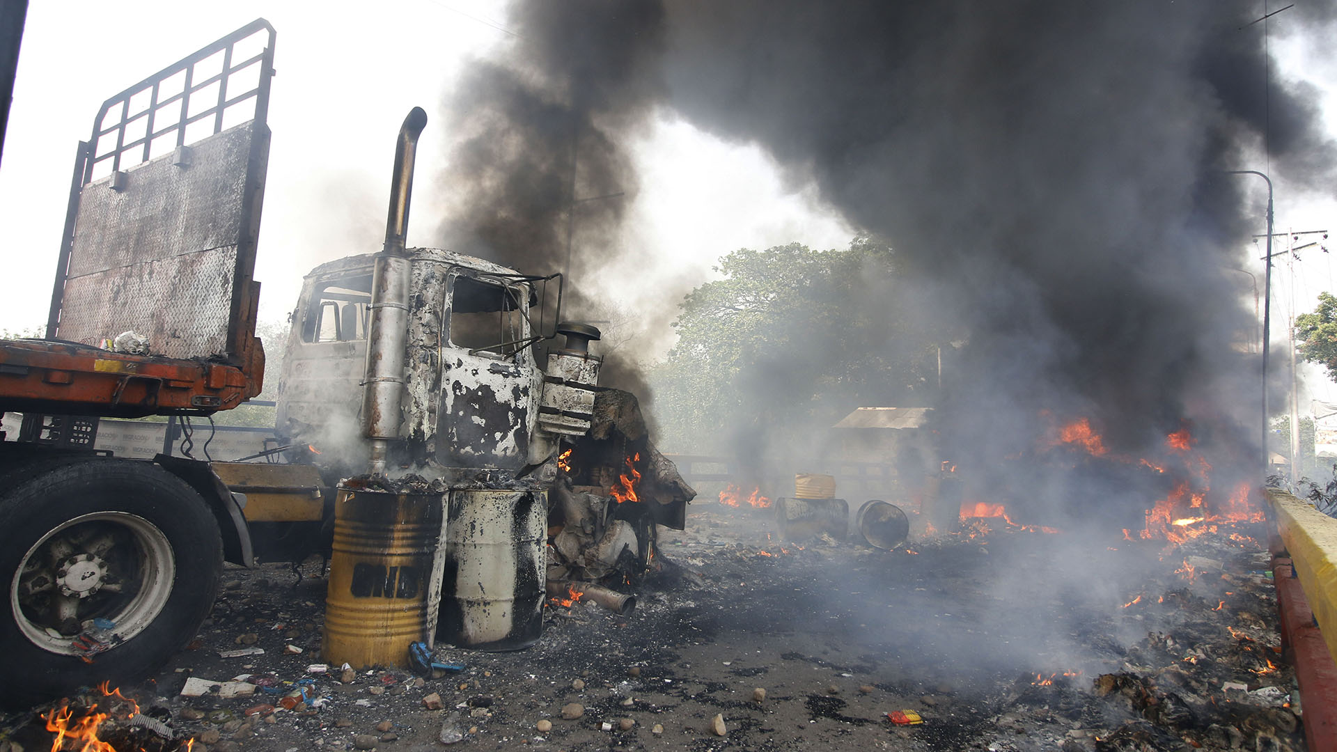 El camión con ayuda humanitaria incendiado en la frontera de Venezuela por el régimen de Nicolás Maduro (Photo by Schneyder Mendoza / AFP)