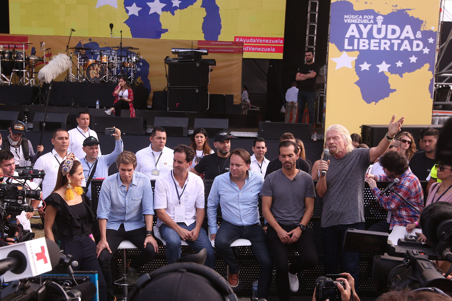 En medio del concierto Richard Branson tomó el micrófono y sin perder las esperanzas hizo un llamado a la solidaridad: “Que el mundo sepa que envié mi LearJet para buscar a Copani, quien tiene en sus manos la paz de toda Venezuela. Te esperamos, Ignacio”.