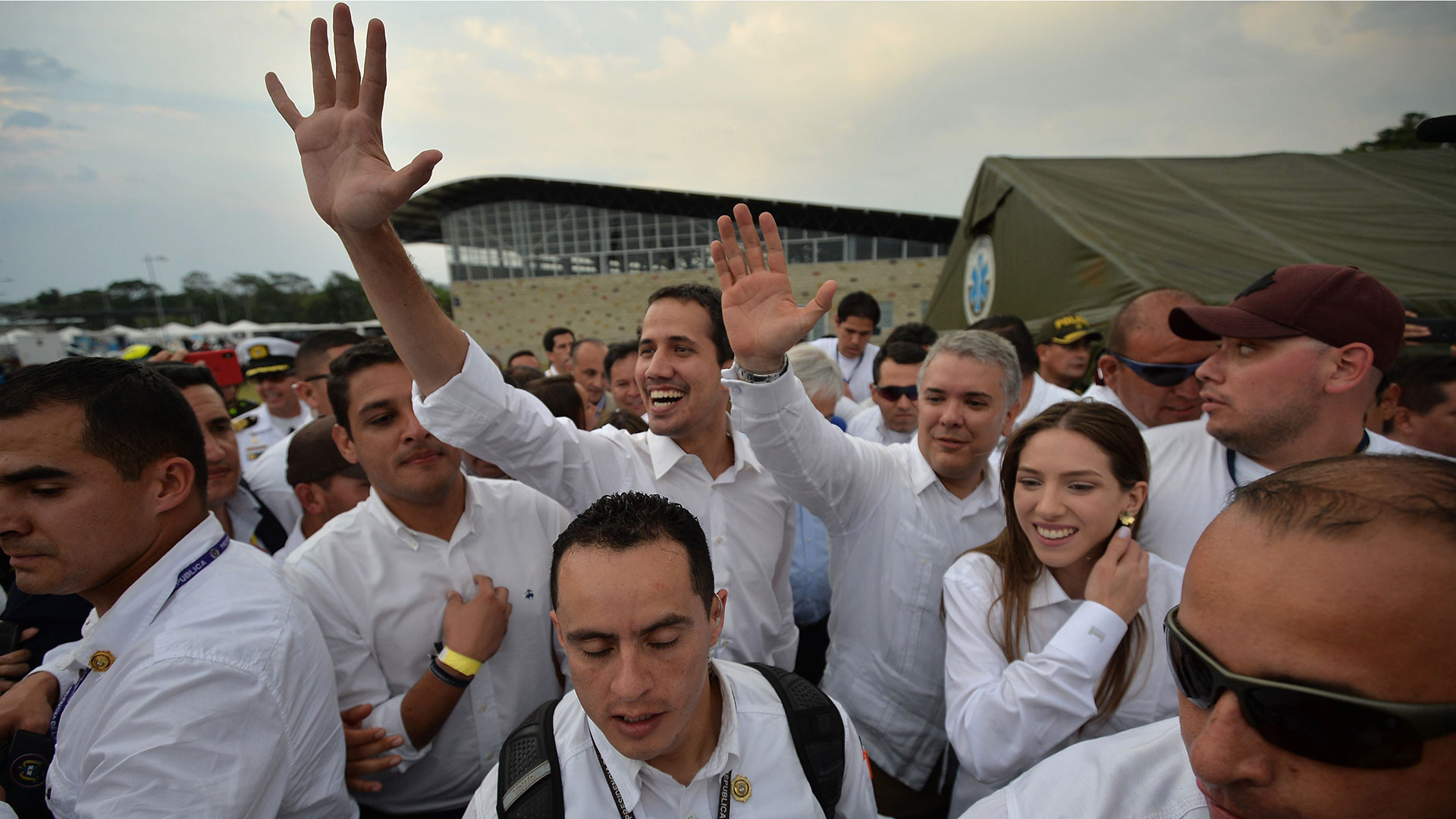 Juan Guaidó logró asistir al “Venezuela Aid Live” en Cúcuta gracias a la ayuda de parte del Ejército que se revela lentamente contra la Dictadura chavista. “Lo importante es que ingrese la ayuda humanitaria. La población está completamente movilizada para ello”.