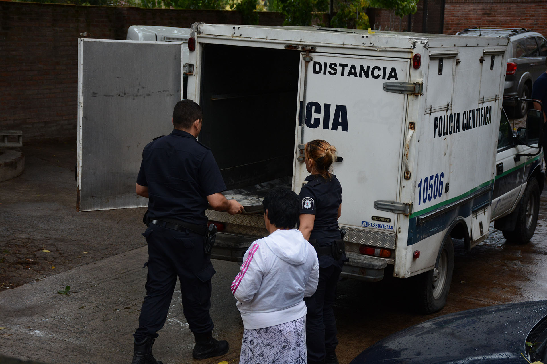 El camión de Policía Científica que trasladó el cuerpo (Franco Fafasuli)