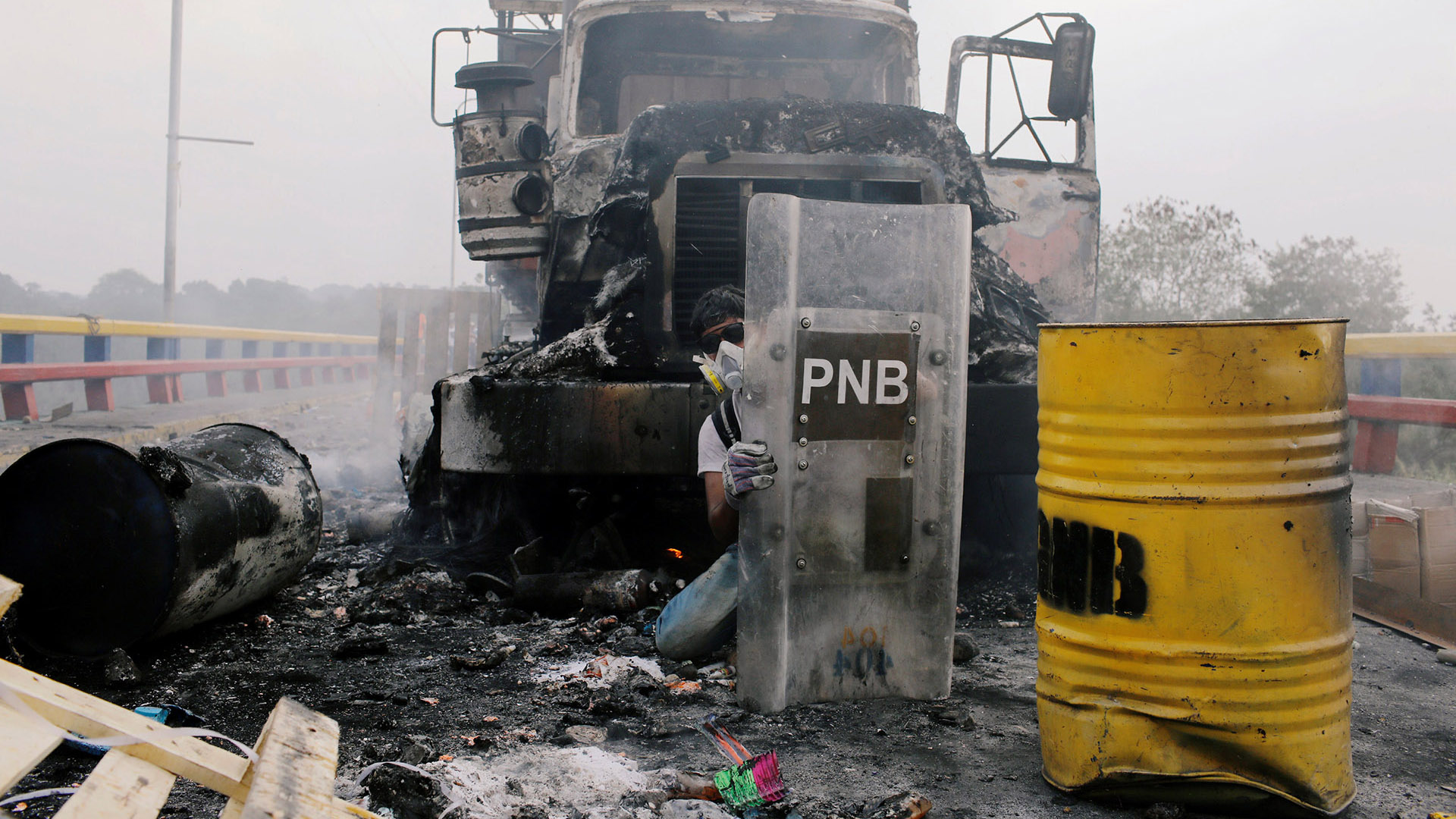 La represión del régimen para evitar el ingreso de la ayuda humanitaria dejó 5 muertos y 275 heridos. REUTERS/Marco Bello