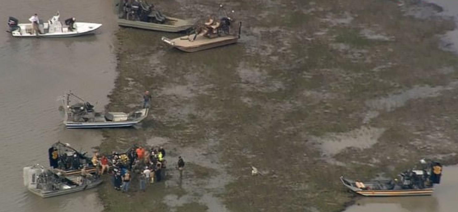Las autoridades buscan en el lugar donde cayó el avión (Fotos: Click2Houston)
