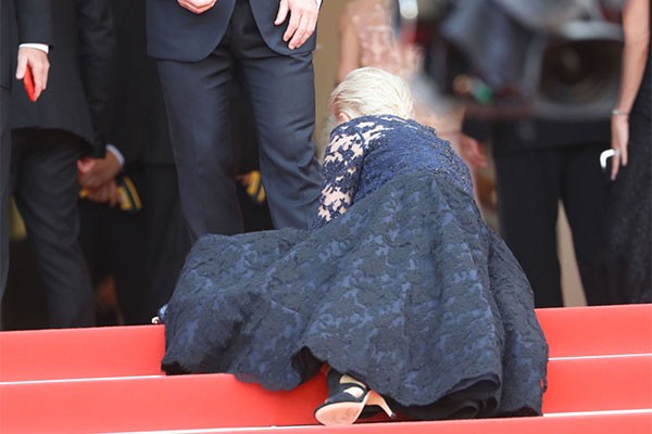 2015: la británica Helen Mirren también se tropezó y se fue al suelo. Estaba lista para posar en la red carpet cuando se chocó con un escalón.