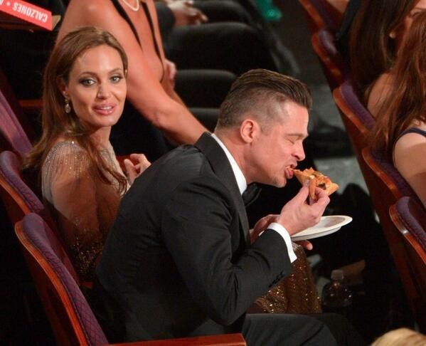 Brad Pitt devorando la pizza que pidió Ellen De Generes.