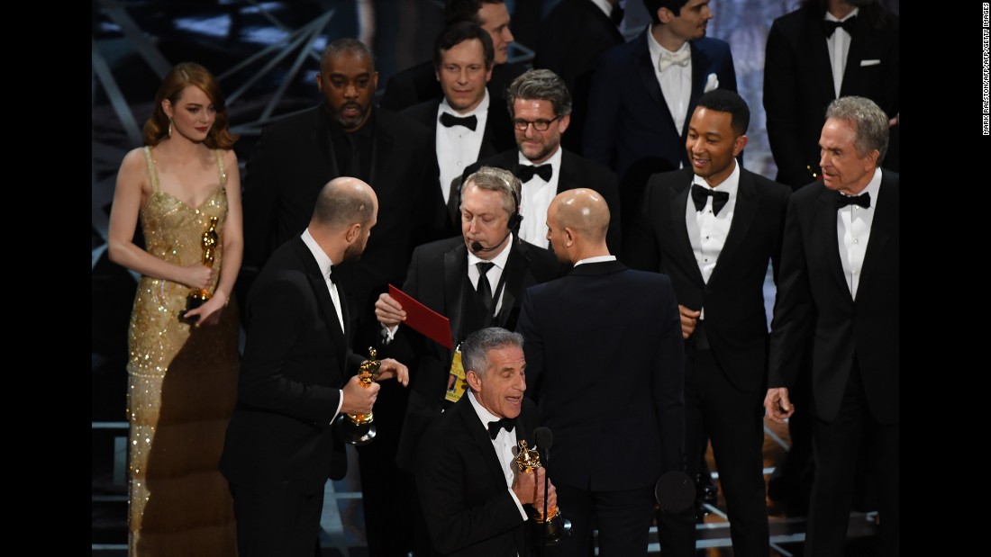 Los actores Warren Beatty y Faye Dunaway eran los encargados de hacer el anuncio más esperado: la mejor película del año según la Academia. Se dieron cuenta del equívoco cuando el elenco ya estaba en el escenario agradeciendo el Oscar.