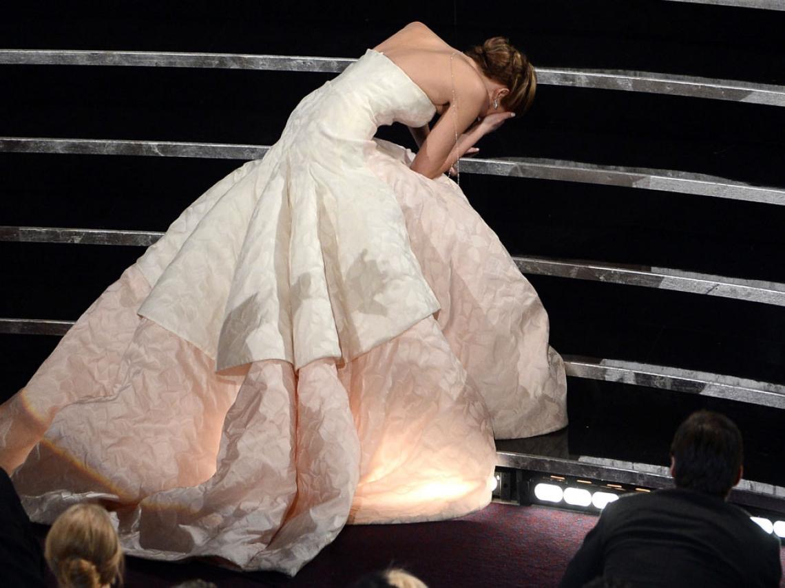 Jennifer Lawrence se olvidó del consejo de su estilista a la hora de dar un paso tras otro empujando el vestido, y se tropezó antes de recibir su estatuilla.