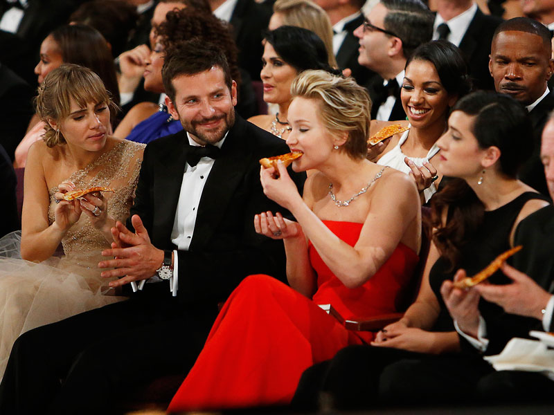 La primera fila hambrienta: Scarlett Johansson, Bradley Cooper y Jennifer Lawrence.