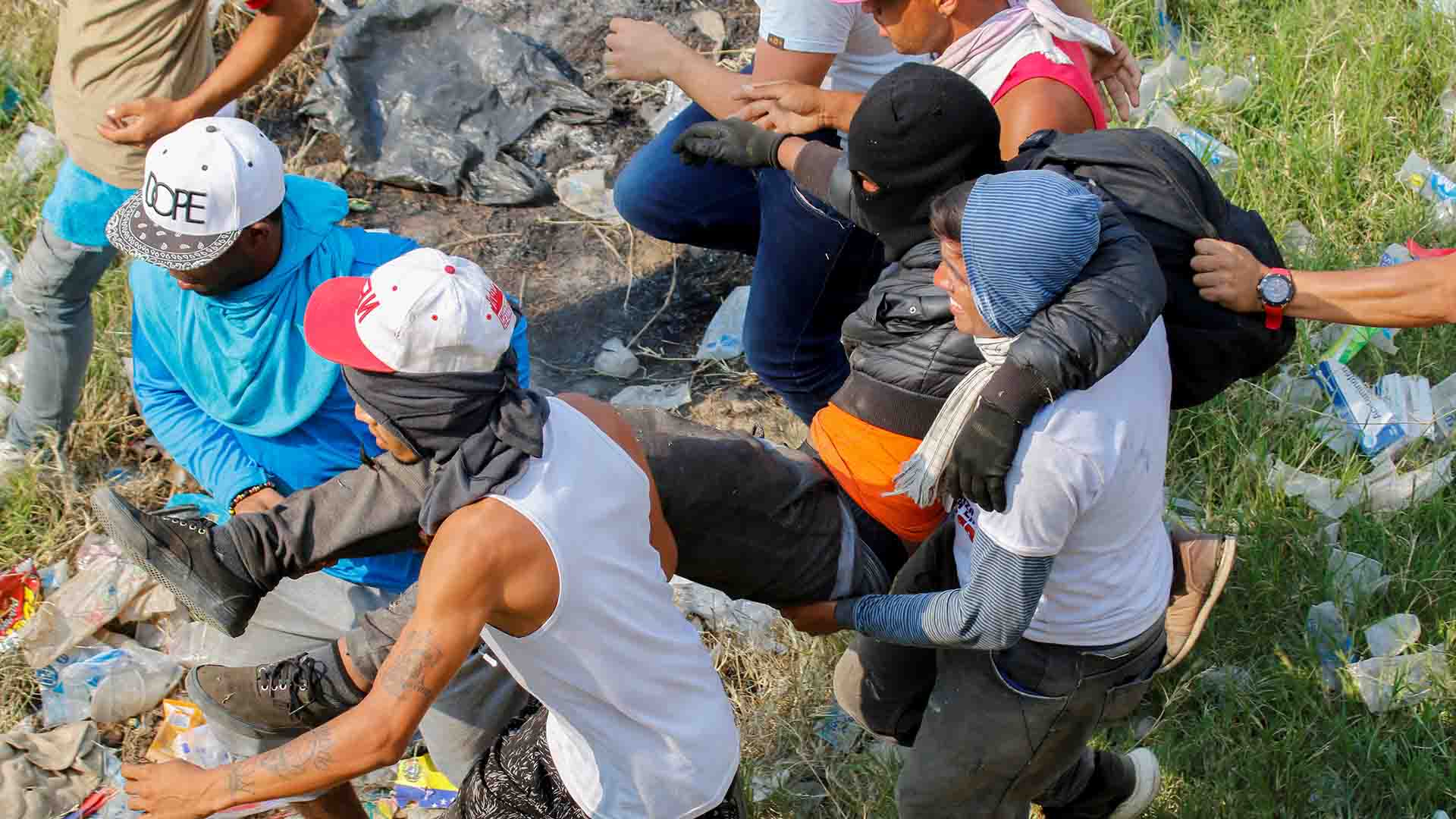 La represión dejó más de 300 heridos (Photo by SCHNEYDER MENDOZA / AFP)