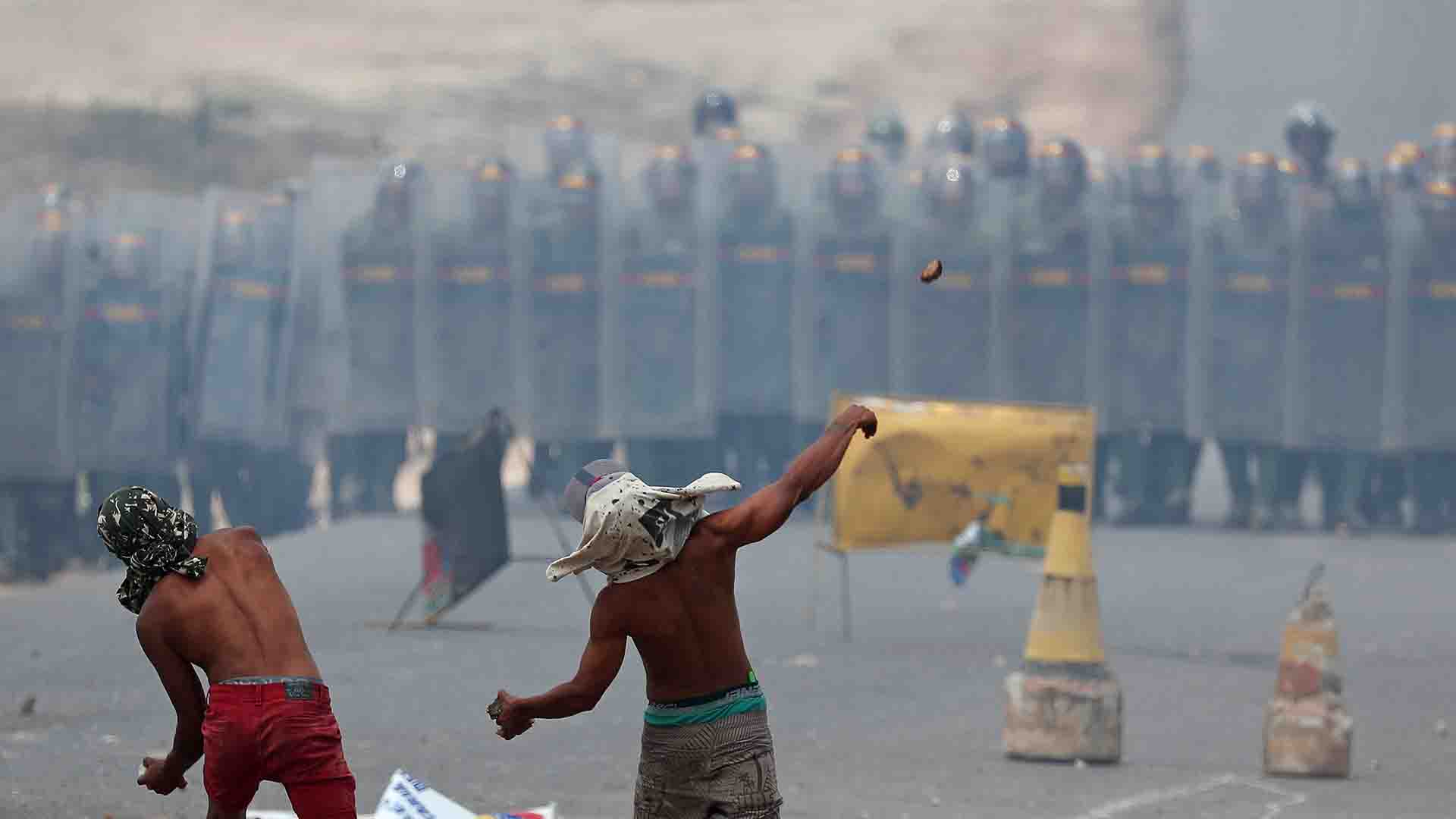 La Guardia Nacional reprimió la ayuda humanitaria donada por la comunidad internacional (REUTERS/Ricardo Moraes)