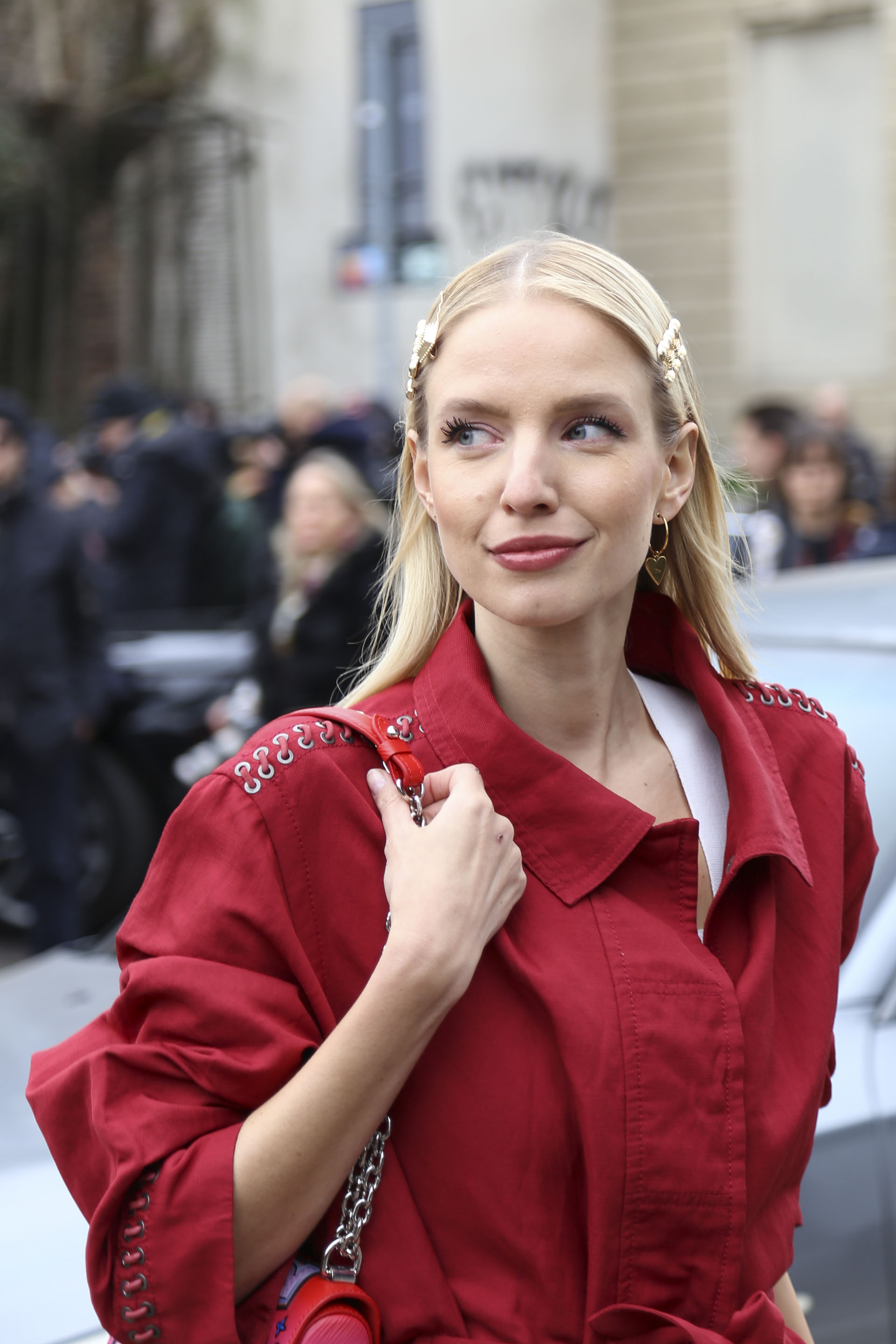 Las hebillas múltiples se vieron en más de un look por las calles italianas