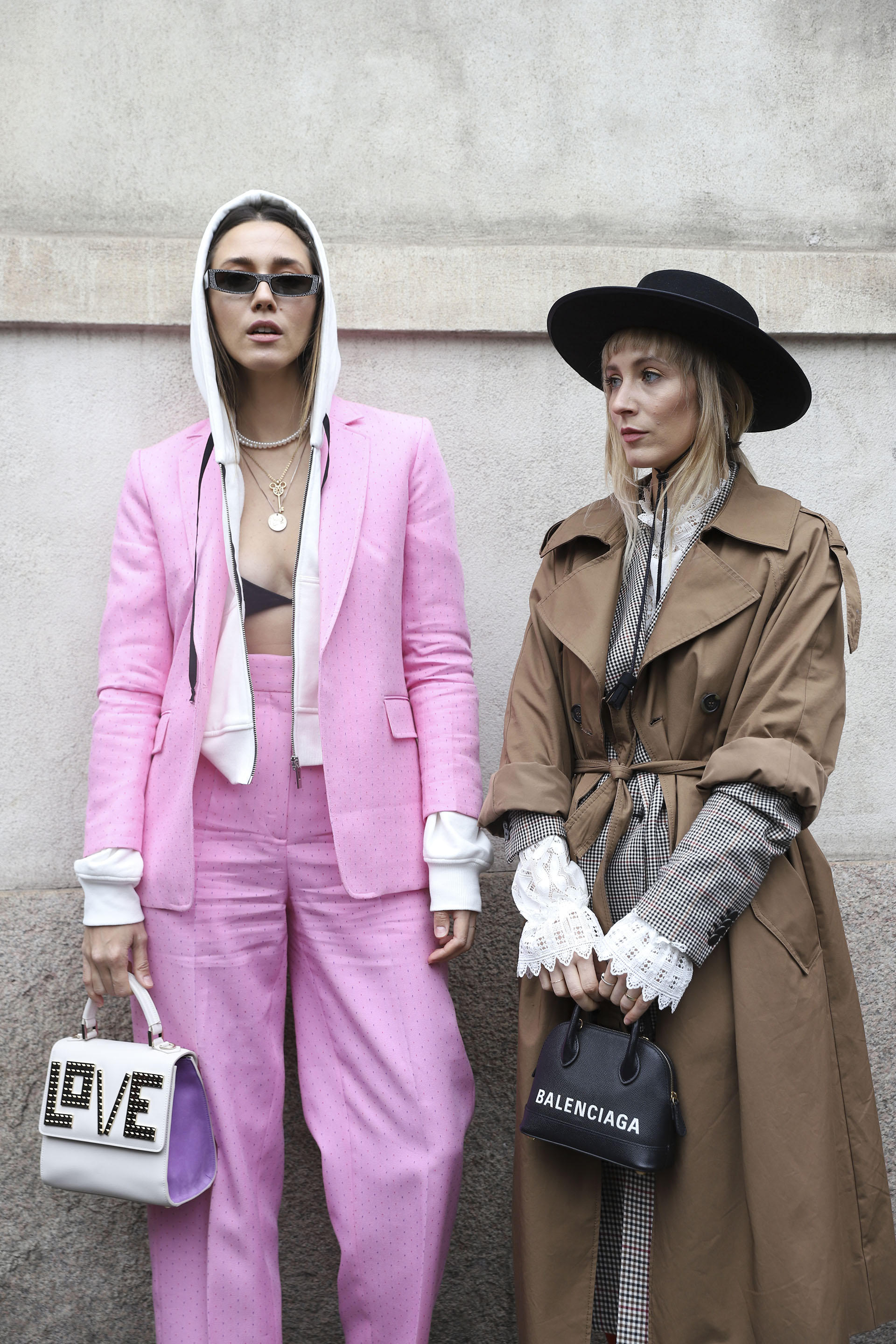 La moda no solo ocurre en la pasarela de Milán se ve en sus calles así como lo lucen Diana Enciu y Alina Tanasa – stylist, bloggers (Belen Sivori)