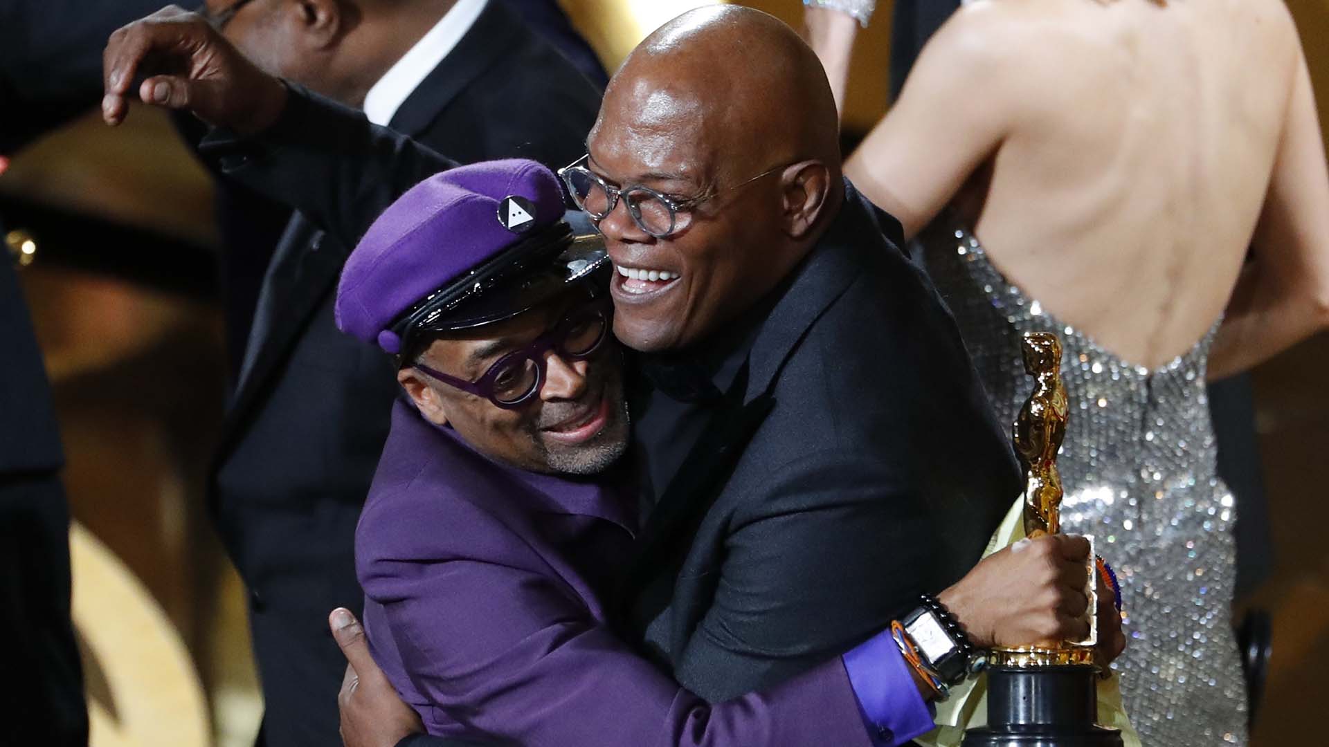 Spike Lee, saludado por Samuel Jackson al recibir el Oscar al mejor guión adaptado por “BlacKkKlansman” (REUTERS/Mike Blake)
