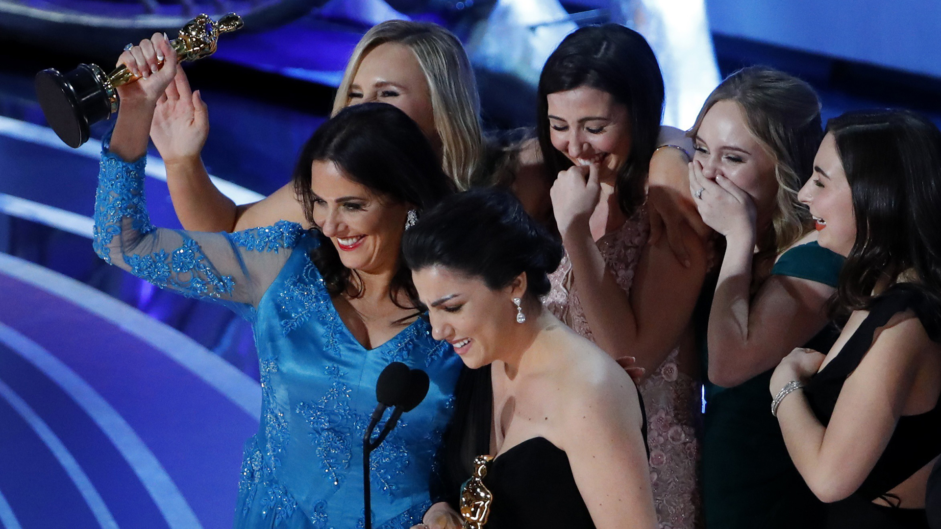 Rayka Zehtabchi y Melissa Berton con el Oscar a mejor cortometraje documental por “Period End Of Sentence” (REUTERS/Mike Blake)