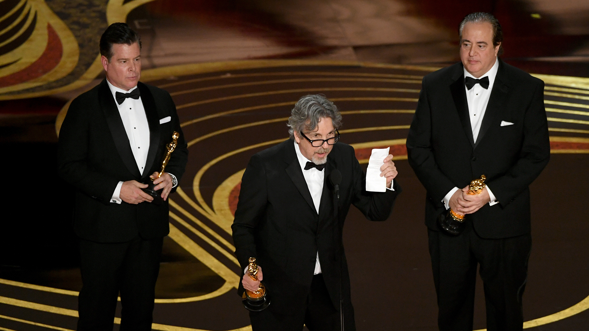 Brian Currie, Peter Farrelly y Nick Vallelonga con el Oscar al mejor guión original por “Green Book'”(Kevin Winter/Getty Images/AFP)