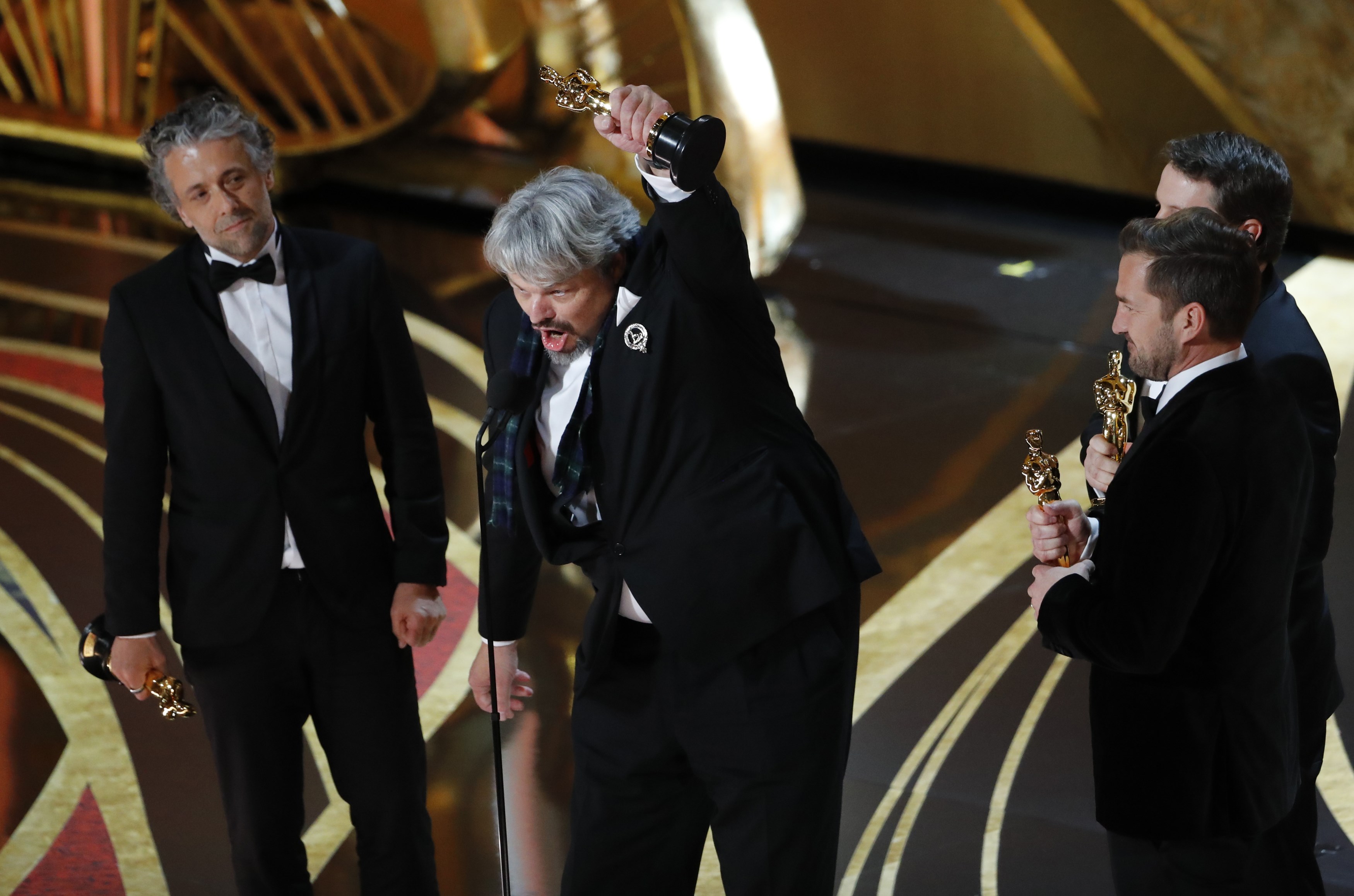 Paul Lambert, Ian Hunter, Tristan Myles y J.D. Schwalm con el galardón a mejores efectos especiales por “First Man” (REUTERS/Mike Blake)