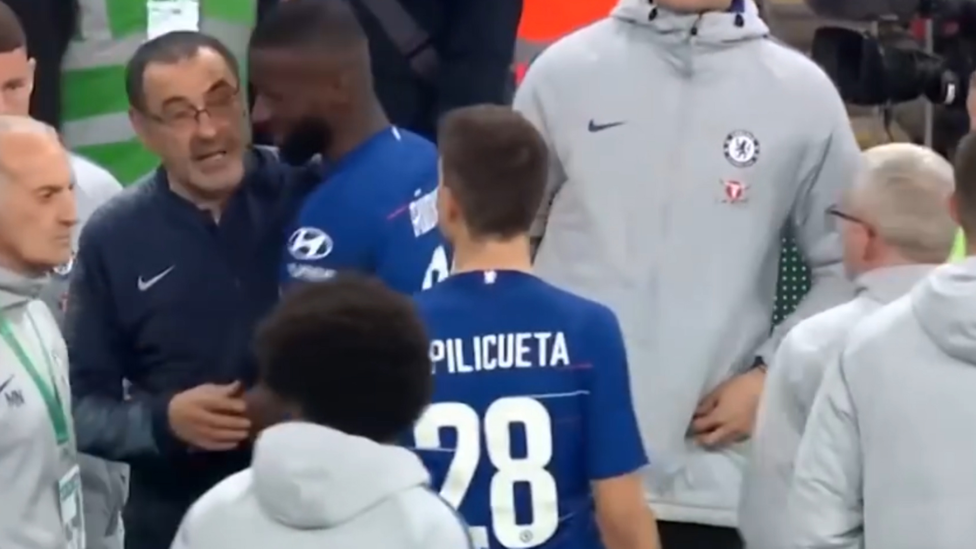Rudiger trata de detener a Sarri