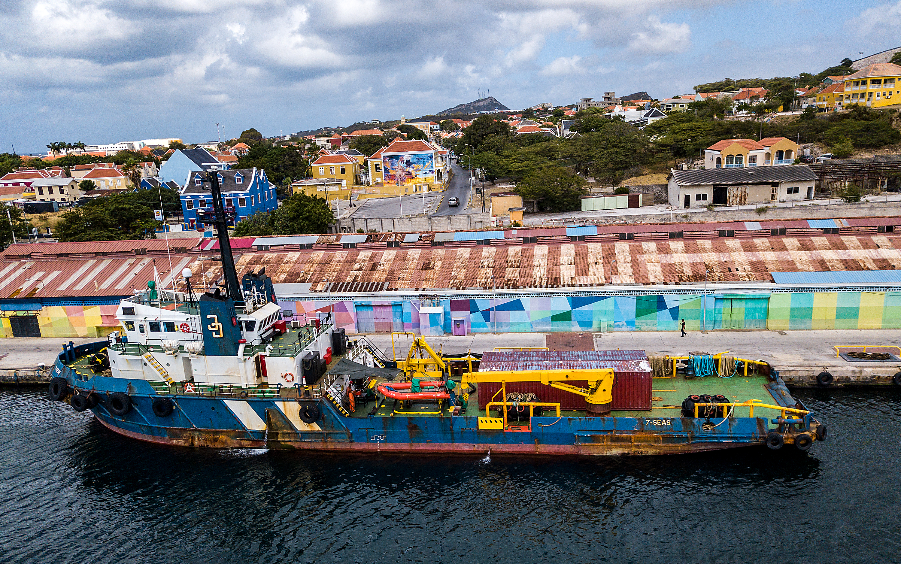 El barco Seven Seas permanece en Wilemstad, a menos de 100 kilómetros de Venezuela (AFP)