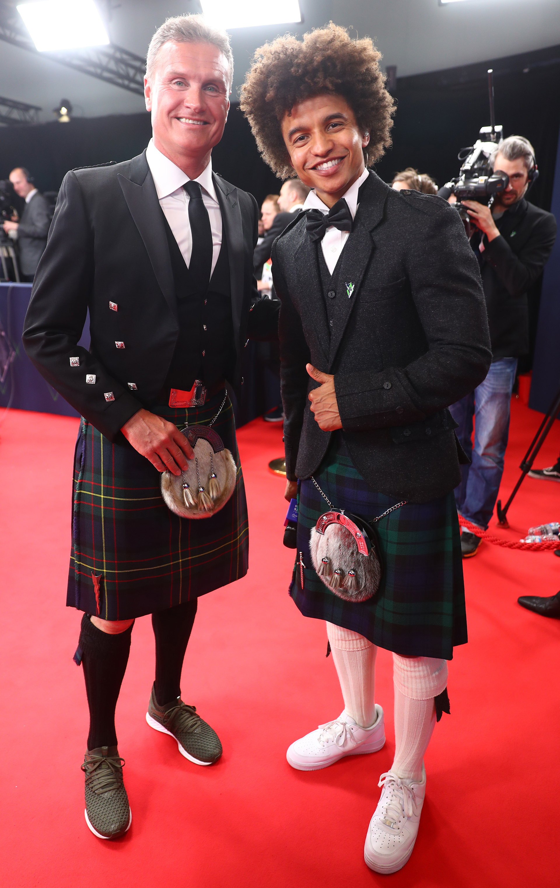 David Coulthard y Radzi Chinyanganya con look típicos escoceses
