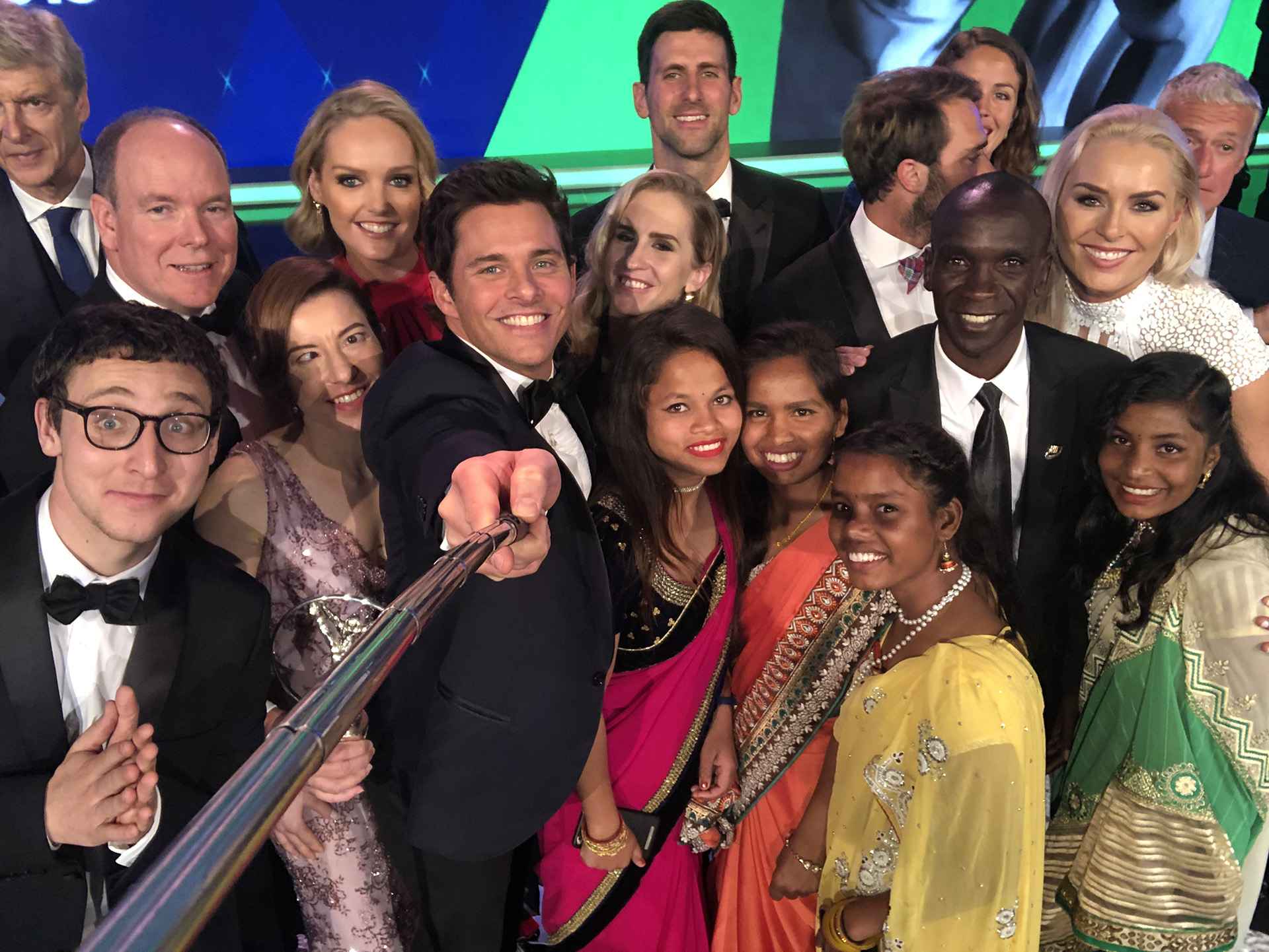 El presentador, James Marsden, se tomó una selfie sobre el escenario con algunas de las figuras deportivas (Alexander Hassenstein/Getty Images for Laureus)