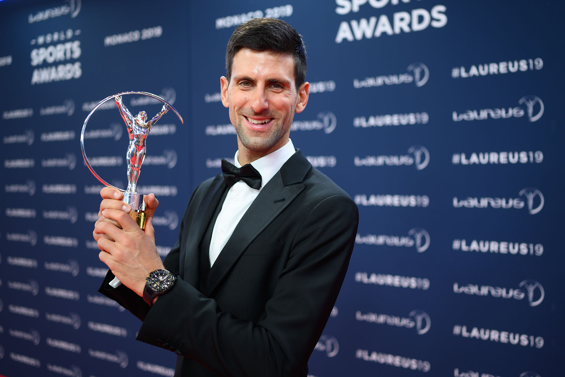 El tenista Novak Djokovic entre los más premiados de la noche se mantuvo a la etiqueta con un riguroso smoking