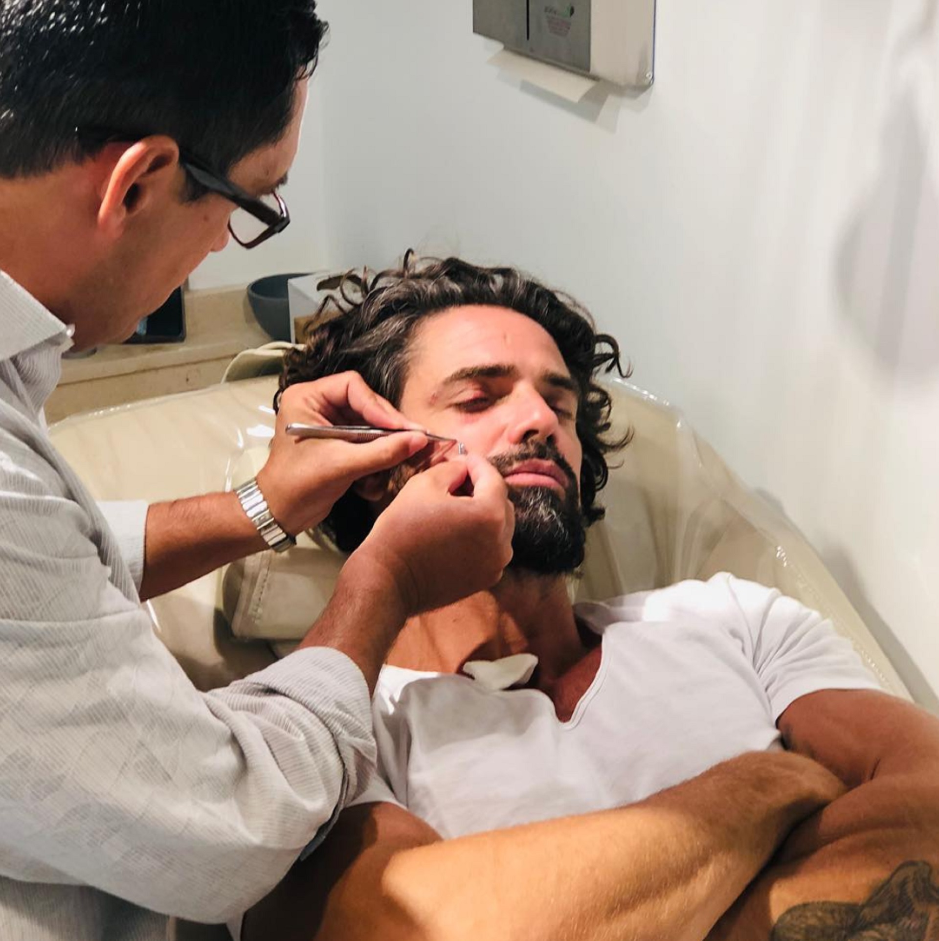 Luciano Catro tuvo un accidente en su ojo con la tabla de surf en Mar del Plata. El actor compartió en las redes cómo fue este golpazo (Foto: Instagram)