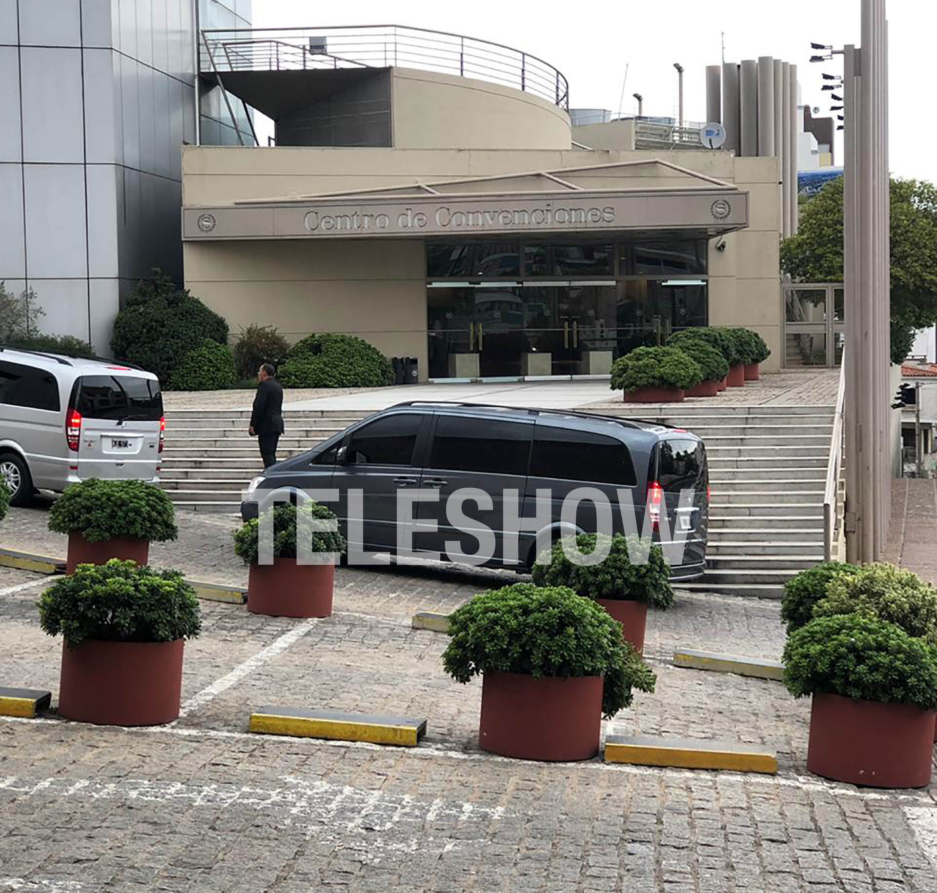 El cantante llegó con seguridad privada al hotel (Fotos: Mario Sar)