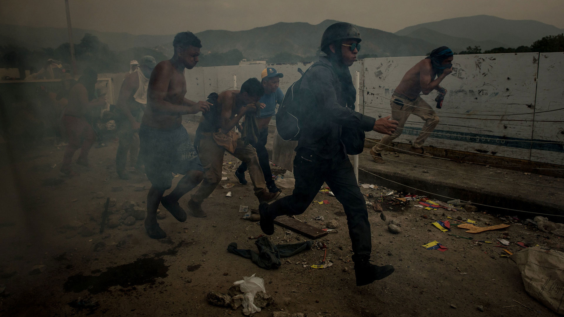 Manifestantes chocan con las fuerzas de seguridad del régimen chavista (The New York Times)