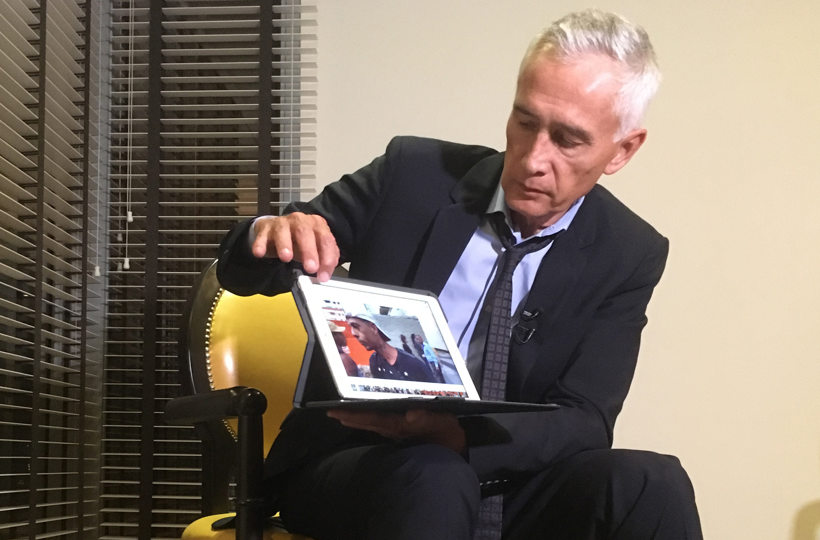 Jorge Ramos mostrando el video que provocó la reacción del régimen (AP)