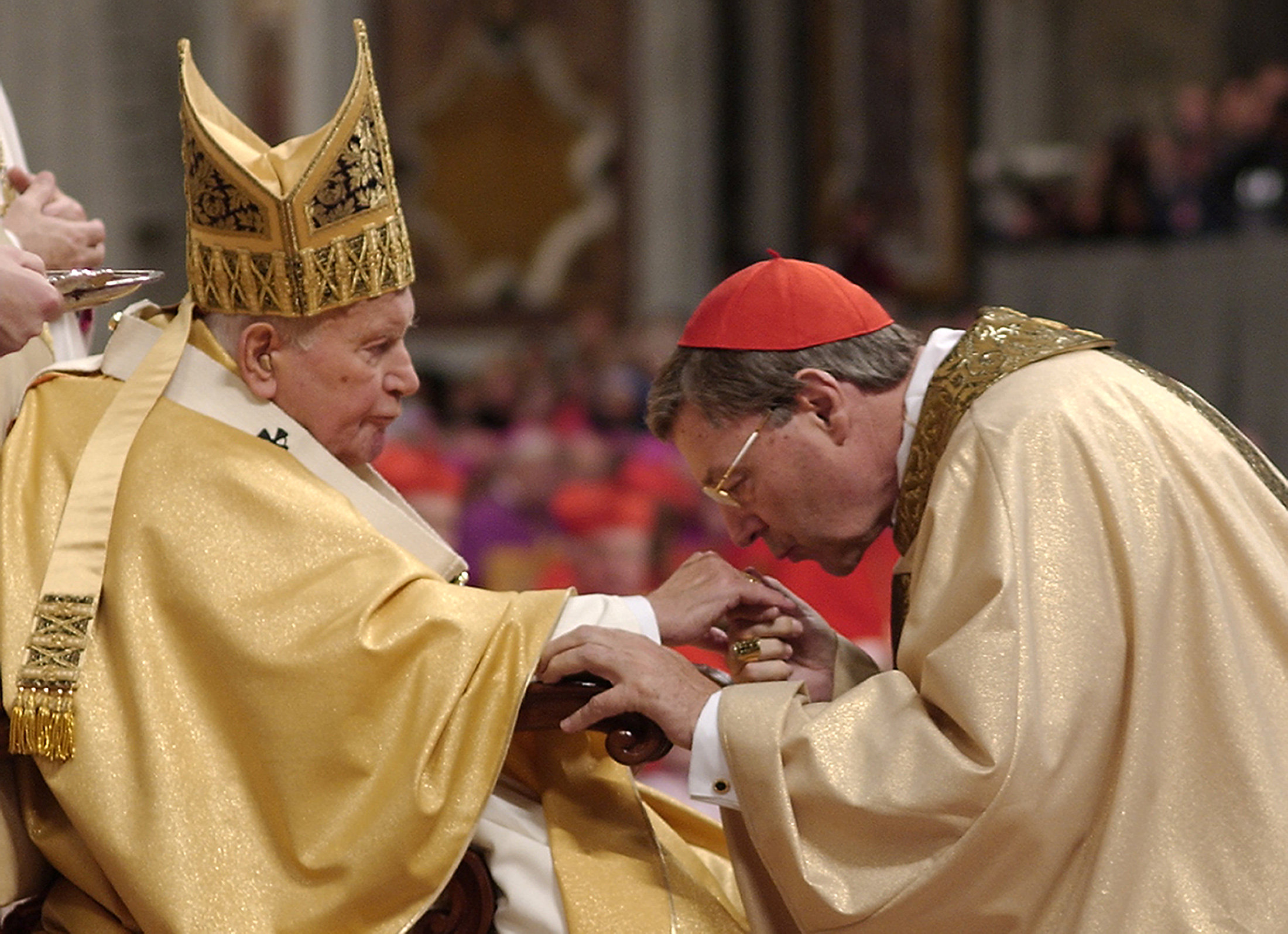 Pell, durante su nombramiento como cardenal, besa la mano de Juan Pablo II (Reuters)