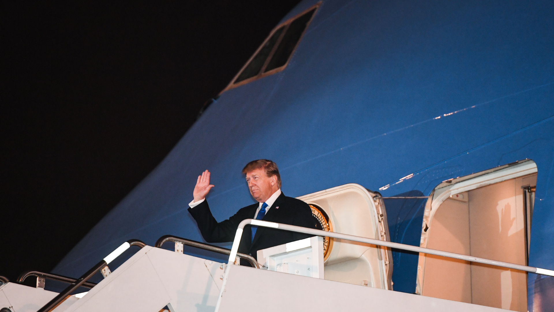 Donald Trump desciende del Air Force One en VIetnam (AFP)