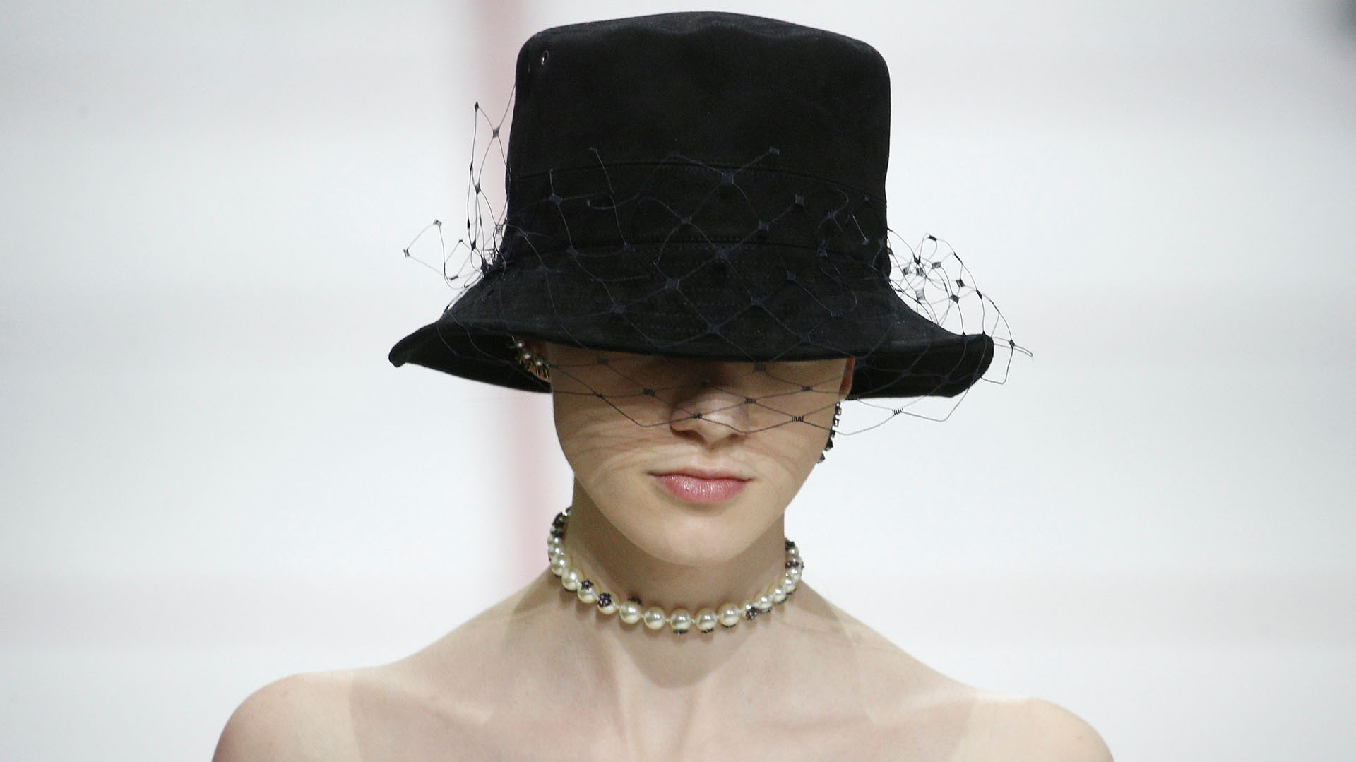 Los sombreros con red y plumetí fueron los principales accesorios del desfile del ready-to-wear de la colección otoño-invierno 2019 de Dior en París y chokers de perlas, como collares de accesorios y aros en toda la oreja