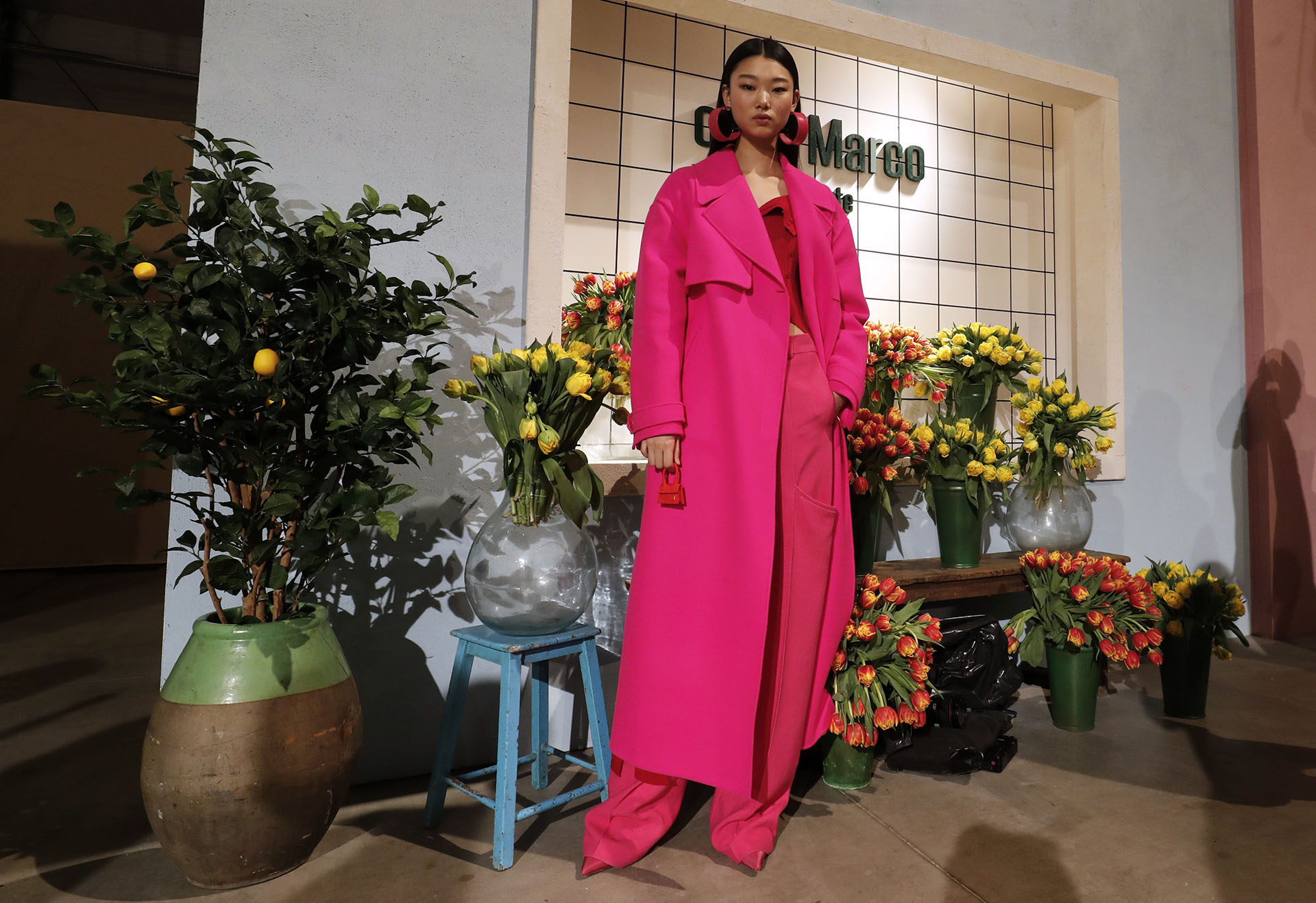 Pantalones, maxi tapados hasta el tobillo, y blusas, un clásico en todos los colores. La firma parisina presentó al fucsia como un color para la colección de otoño-invierno 2019/2020