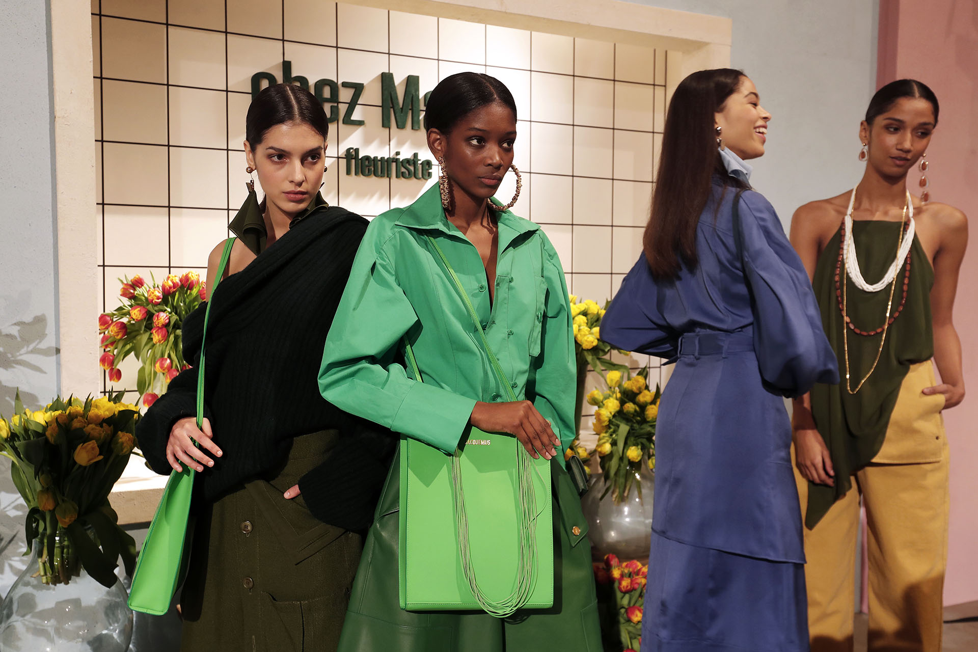 Las tonalidades verdes, ocres y azules tampoco faltaron en la paleta de color de Jacquemus.