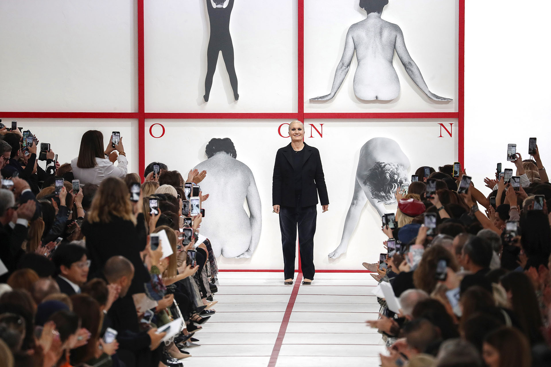 Maria Grazia Chiuri ovacionada por todos los presentes al finalizar el show