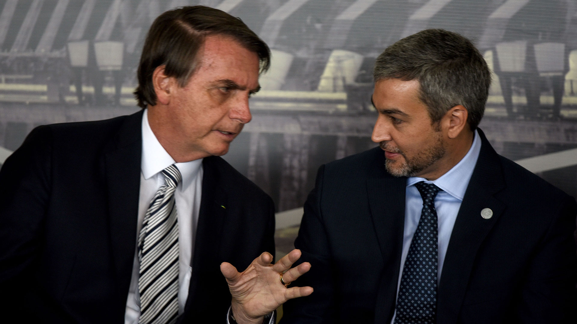 Jair Bolsonaro junto a Mario Abdo (AFP)