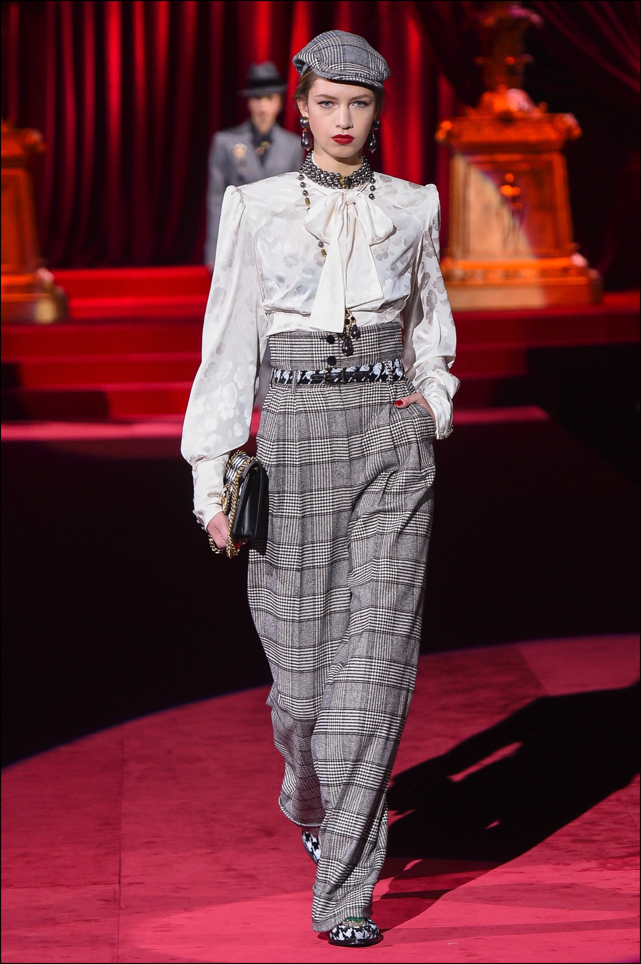 Pantalones de tiro alto con camisas y boinas.