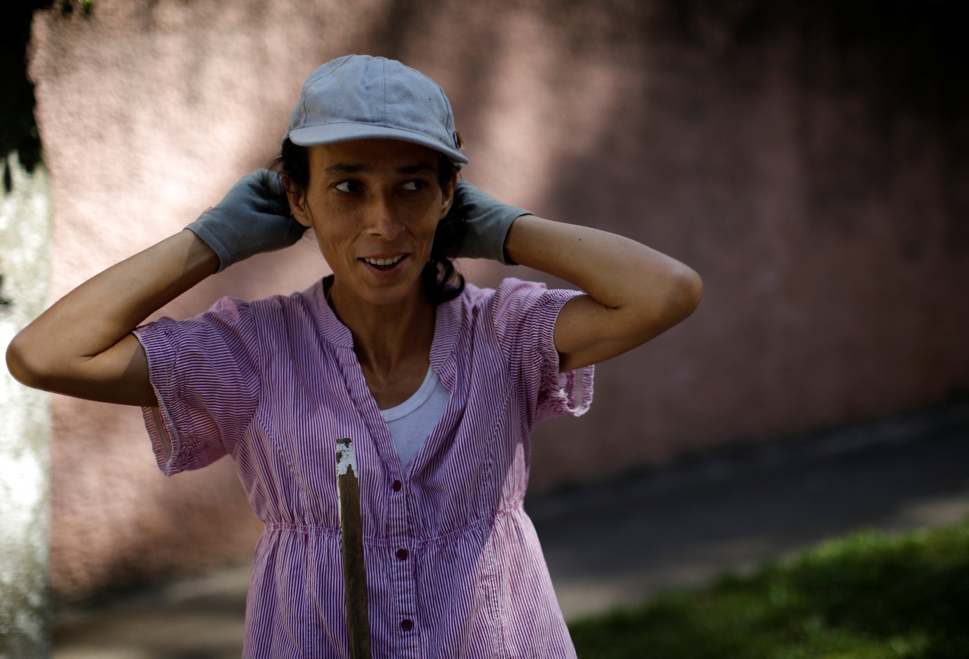 Yaneidi Guzmán, de 38 años, se detiene mientras trabaja en barrer las calles de Caracas, Venezuela, 20 de marzo de 2018.