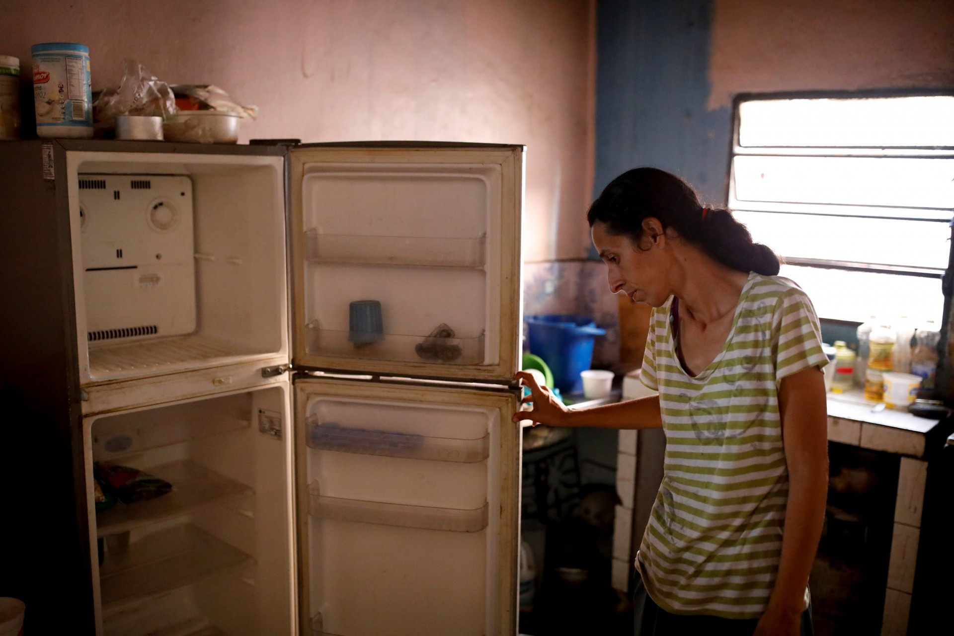 Yaneidi Guzmán, de 38 años, muestra la comida que tiene en su cocina en Caracas, Venezuela, el 19 de febrero de 2019.