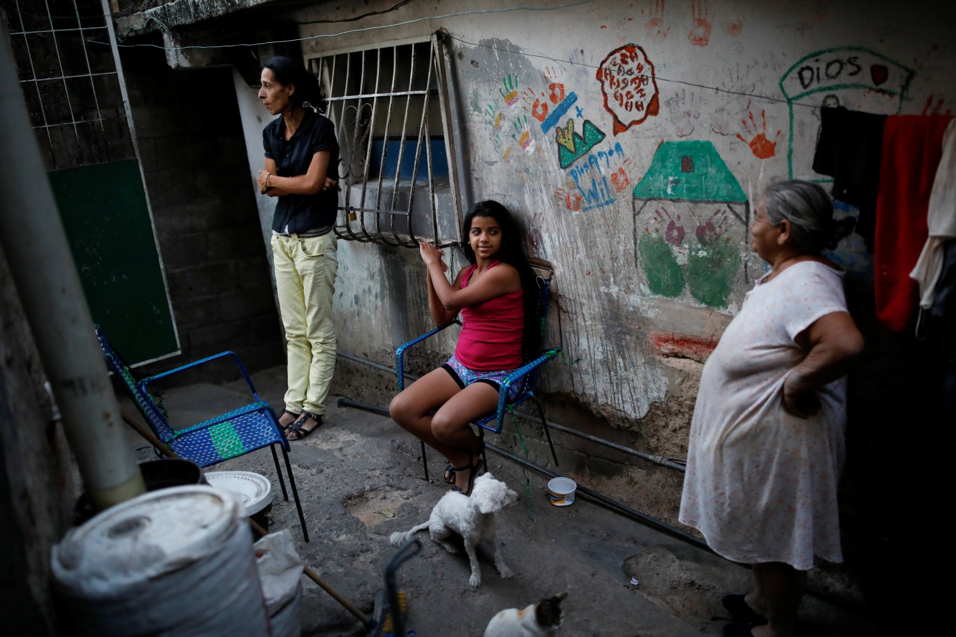 Yaneidi Guzmán, de 38 años, se para fuera de la casa de su suegra en Caracas, Venezuela, el 19 de marzo de 2018.