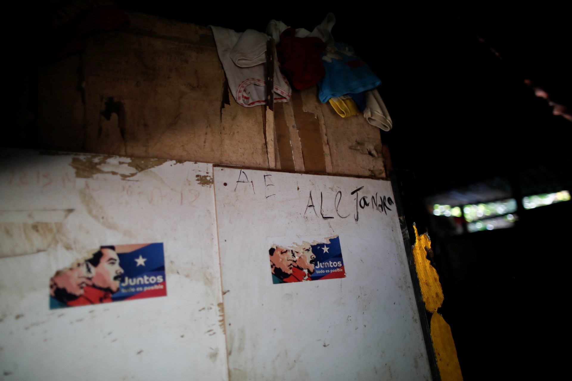Pegatinas que muestran al ex presidente de Venezuela Hugo Chávez y al presidente Nicolás Maduro están pegados a la puerta de la casa de María Guitia cerca de Yaren, San Francisco, 20 de febrero de 2019.