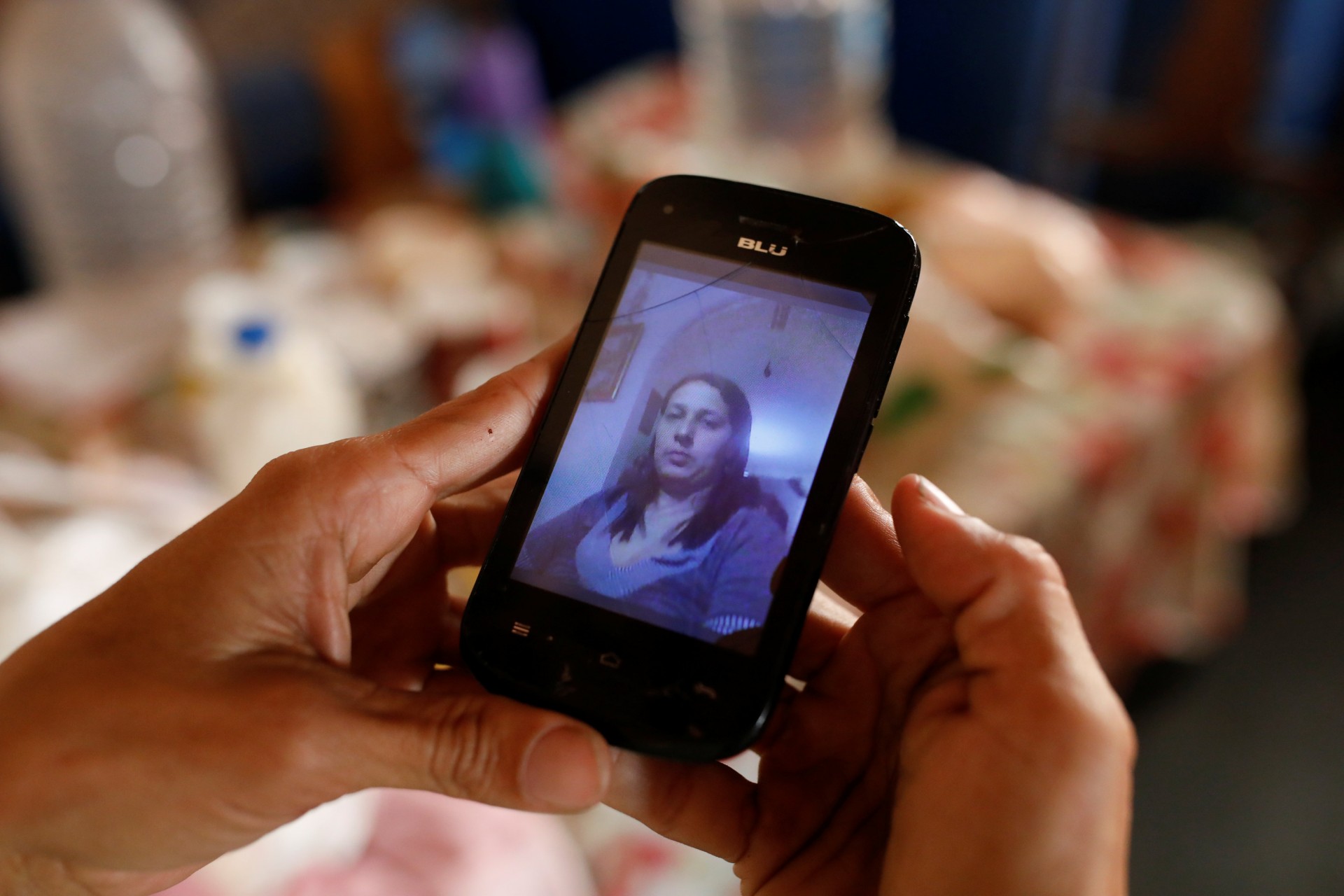 Yaneidi Guzmán, de 38 años, muestra una vieja foto de ella en su teléfono, en su casa en Caracas, Venezuela, el 19 de febrero de 2019.
